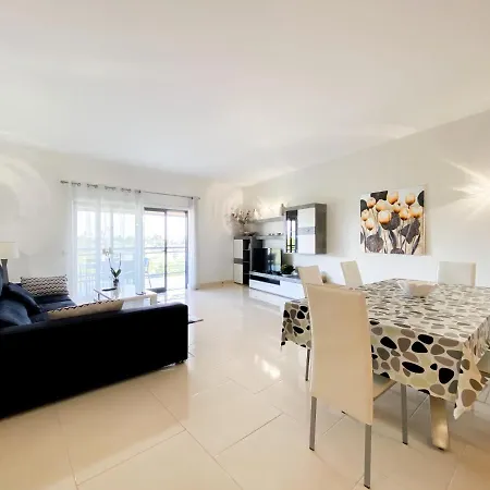 Spacious Modern With Swimming Pool #1905 Apartmán
