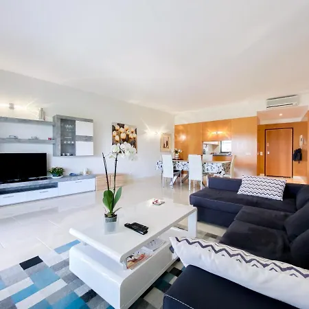 Spacious Modern With Swimming Pool #1905 Apartmán *